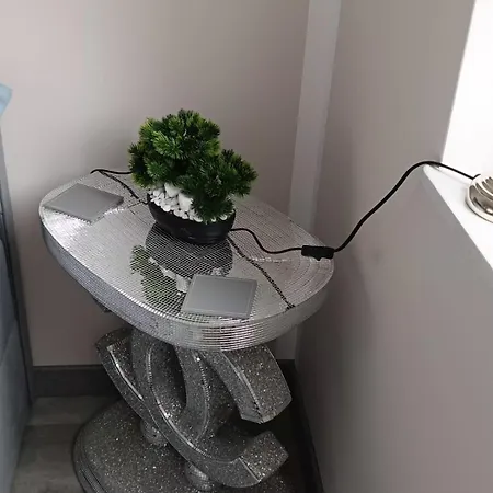 Zakatek Free Parking, Ochrona Apartment