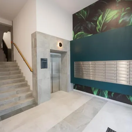 Zakatek Free Parking, Ochrona Apartment