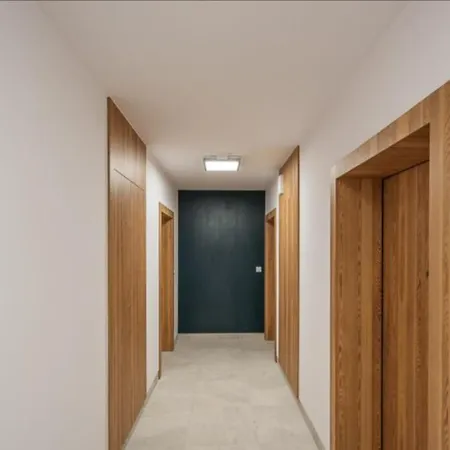 Zakatek Free Parking, Ochrona * Вроцлав