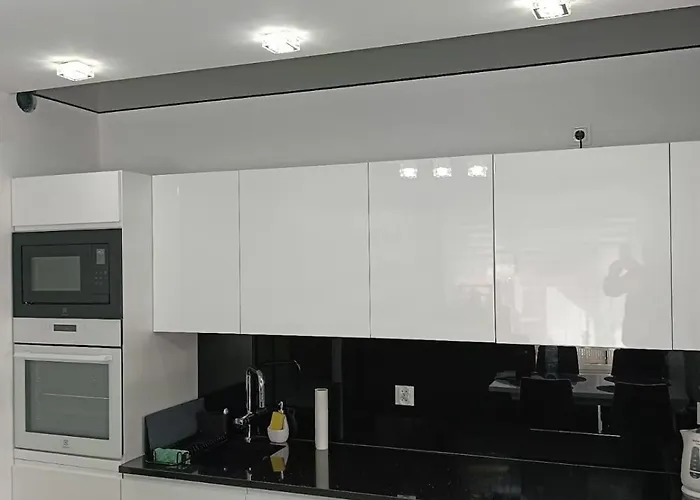 Zakatek Free Parking, Ochrona Apartment