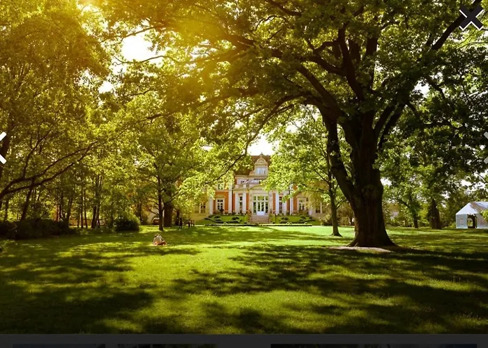 Zakatek Free Parking, Ochrona Apartment