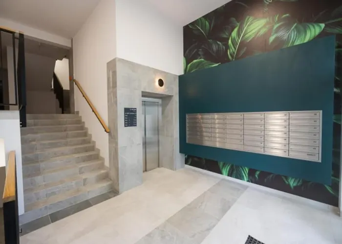 Zakatek Free Parking, Ochrona Apartment